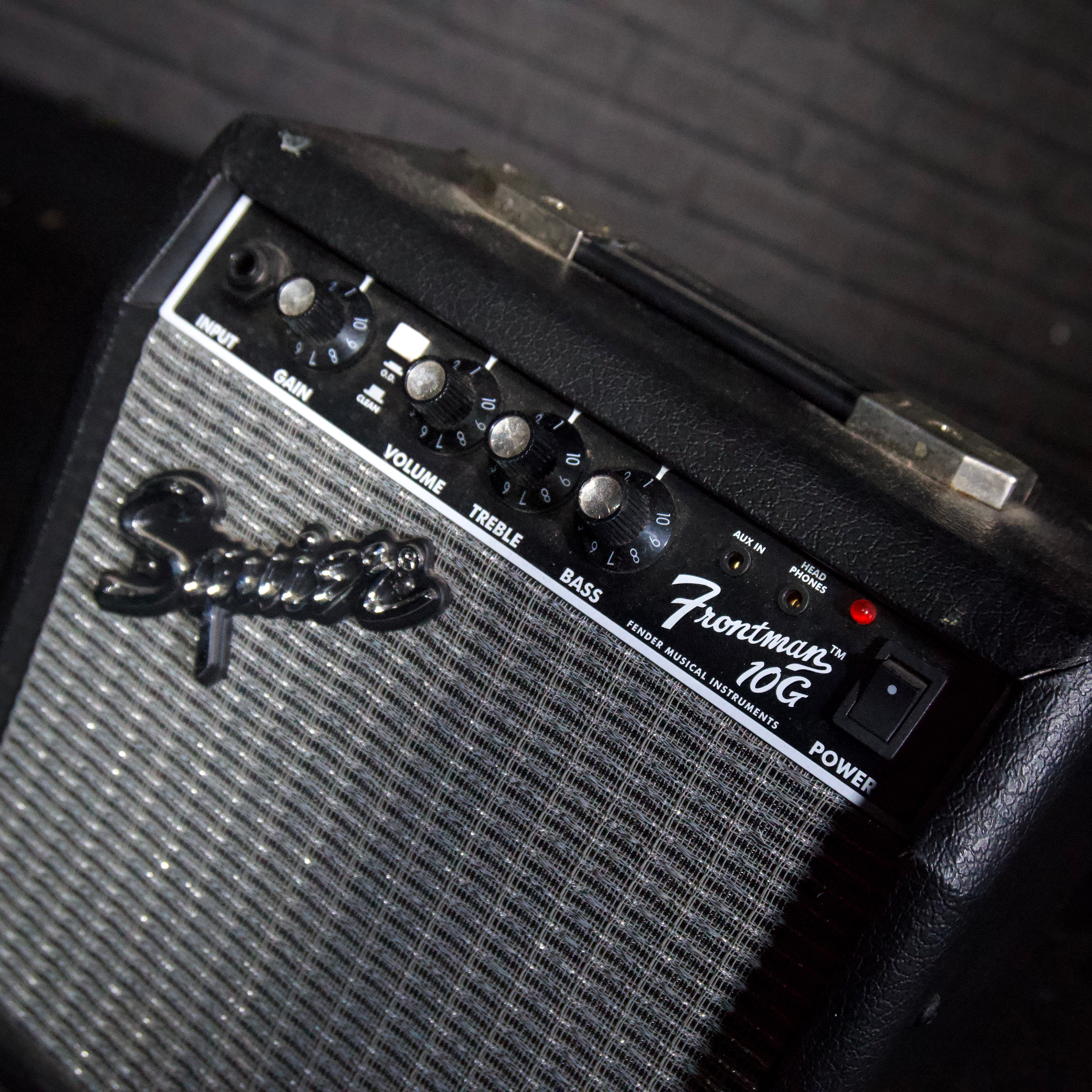 Squier Stratocaster Electric Guitar (Sunburst) w/ Amp [USED]