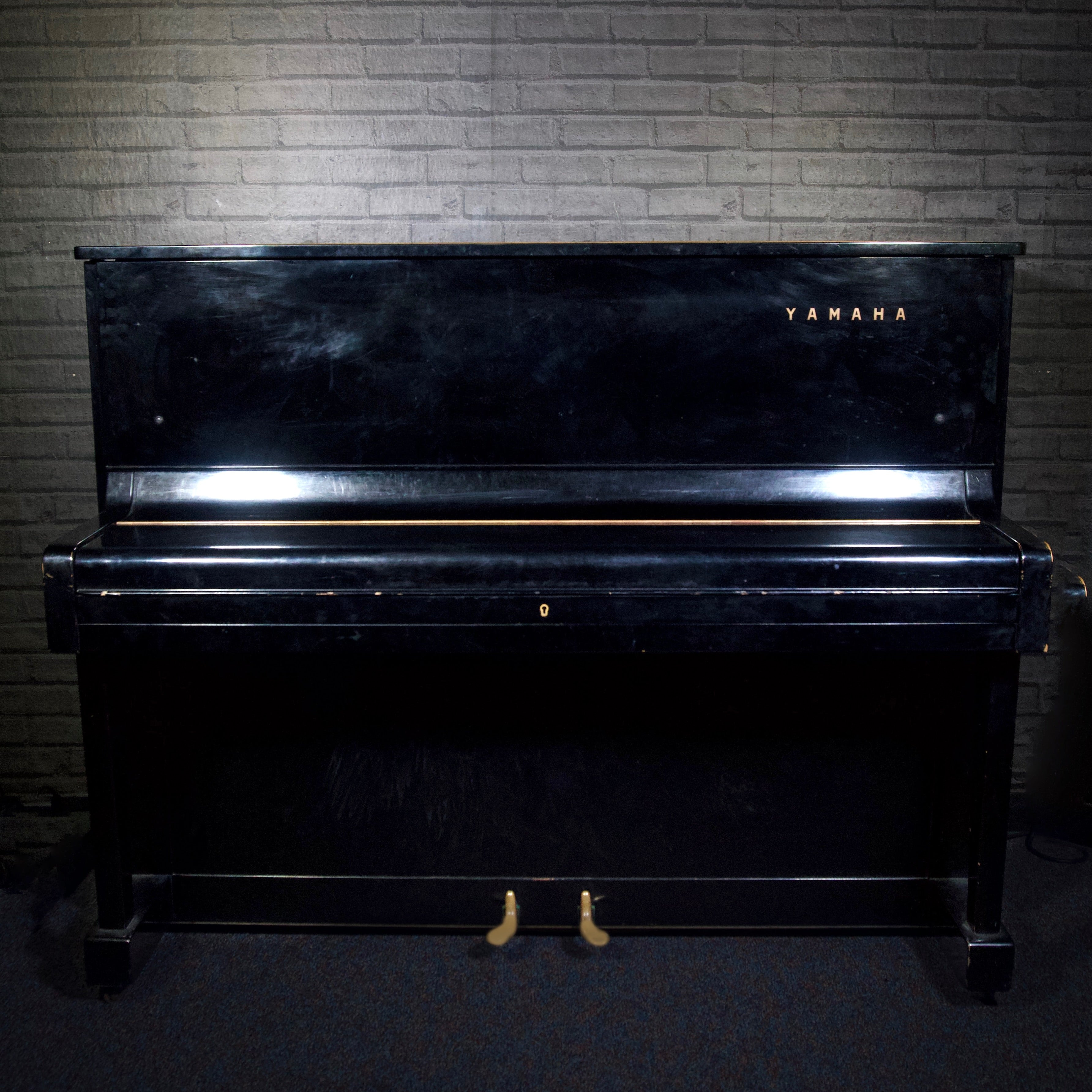 Yamaha U1 Upright Piano (Black) [USED]