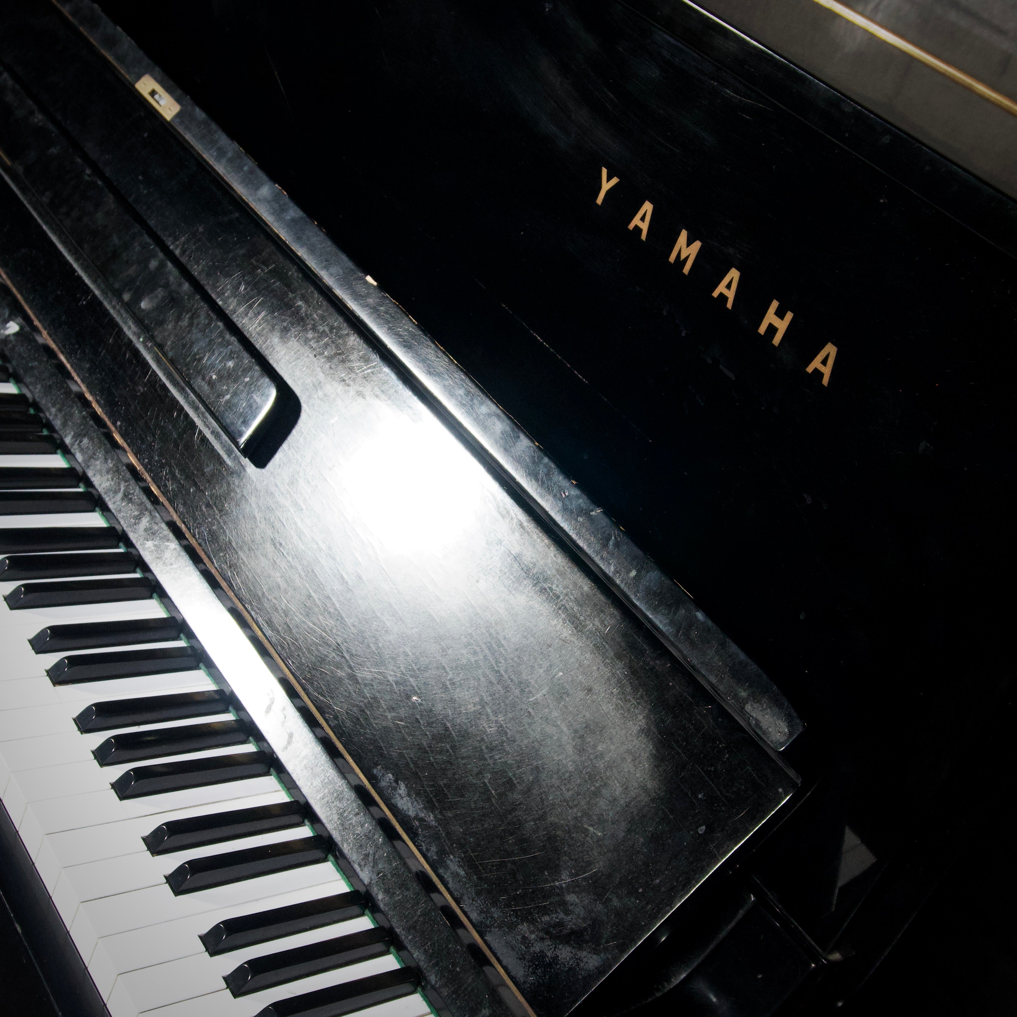 Yamaha U1 Upright Piano (Black) [USED]