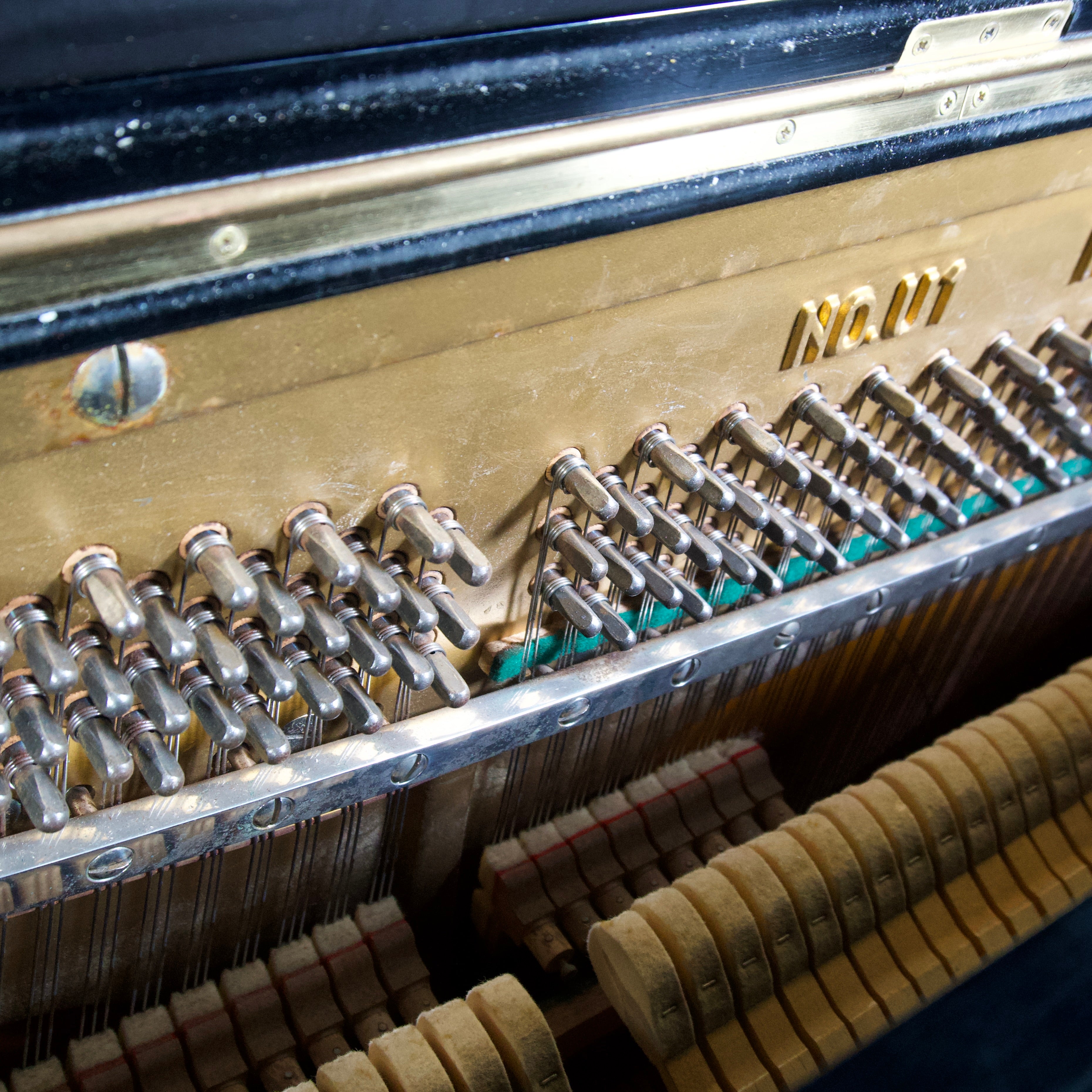 Yamaha U1 Upright Piano (Black) [USED]